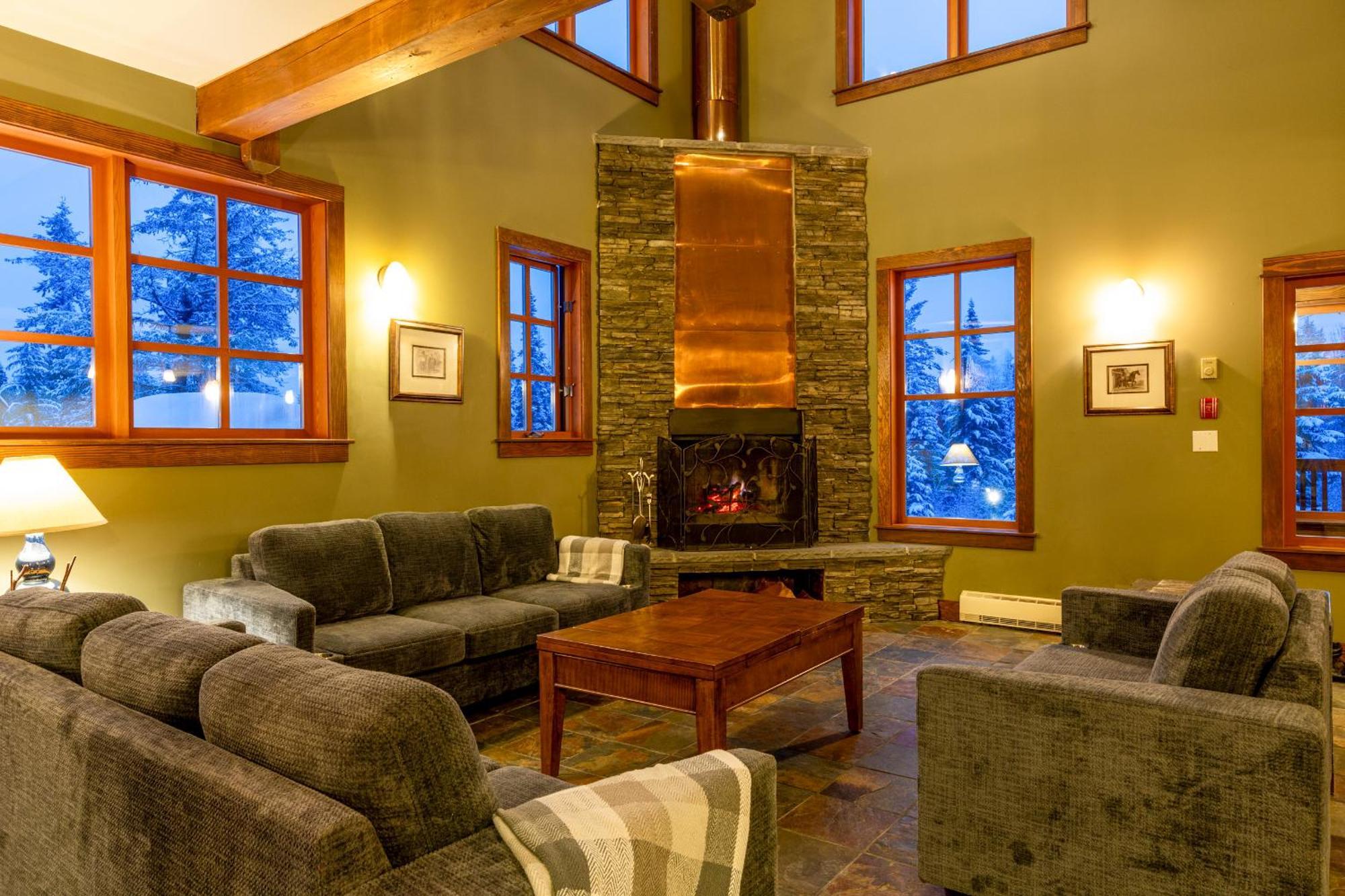 Copper Horse Lodge Golden Extérieur photo